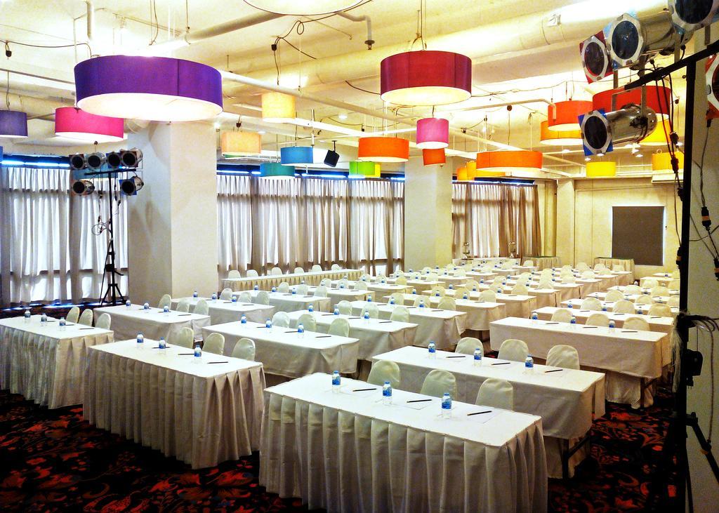 Iyarin @ Tuk Chang Hotel Bangkok Exterior foto